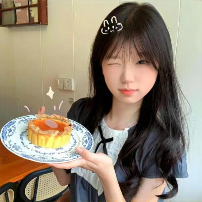 穿条纹衣的男孩